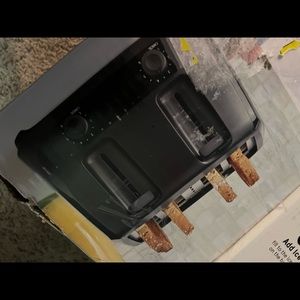 Toaster hold 4 , quick Gourmia coffee maker 2 for 20